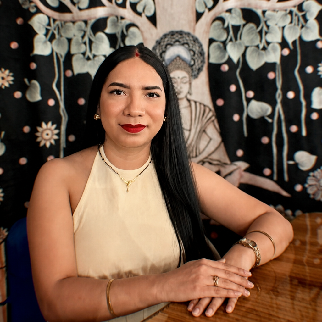 Sharis Lopez sentada en un estudio de arte
